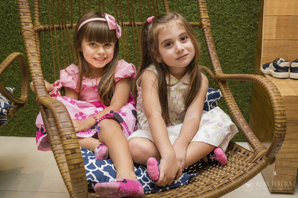 2 meninas se balançando na casa de festas espoleta em botafogo