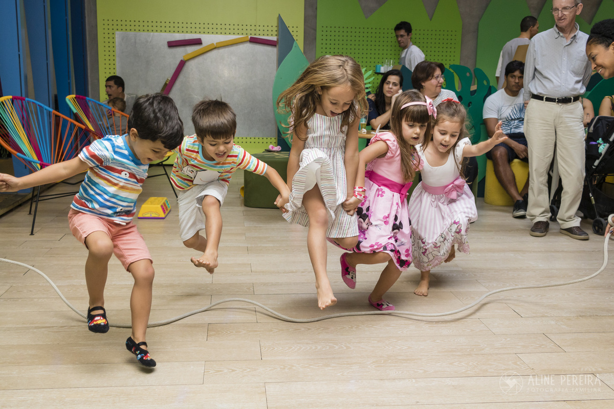 crianças pulando corda na festa de aniversário na casa de festas espoleta em botafogo
