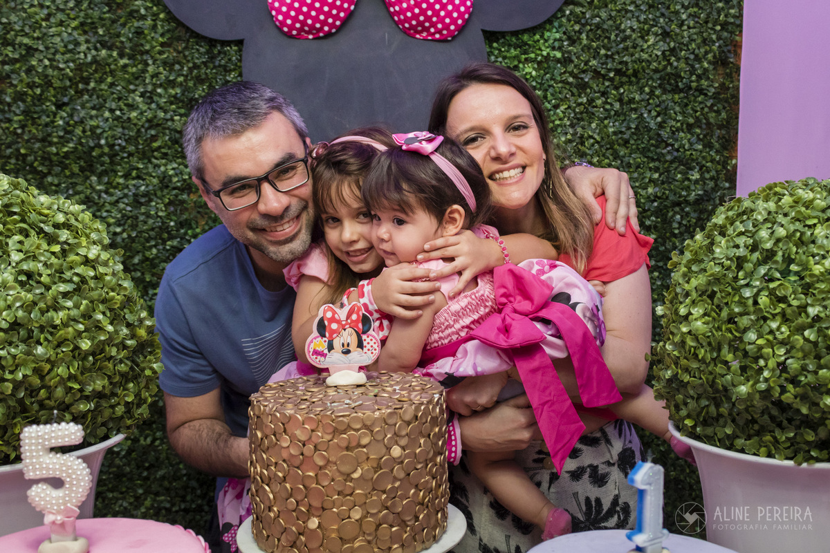 familia abraçda na mesa do bolo com o tema minnie rosa na casa de festas espoleta em botafogo
