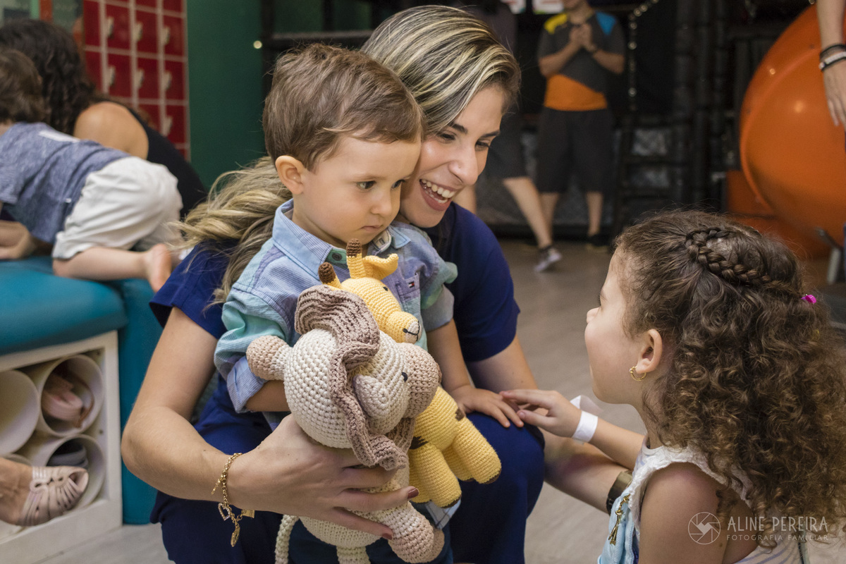 mãe e filhos brincando