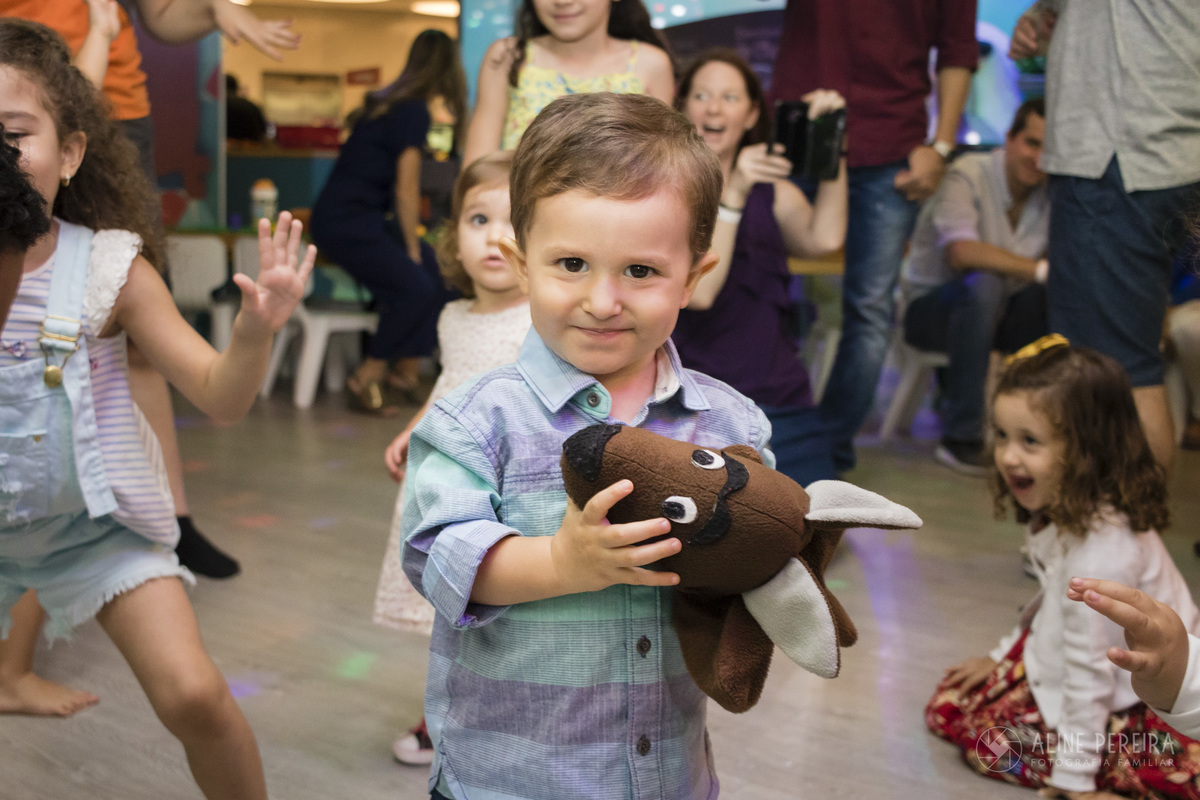 menino com fantoche do lobo mau