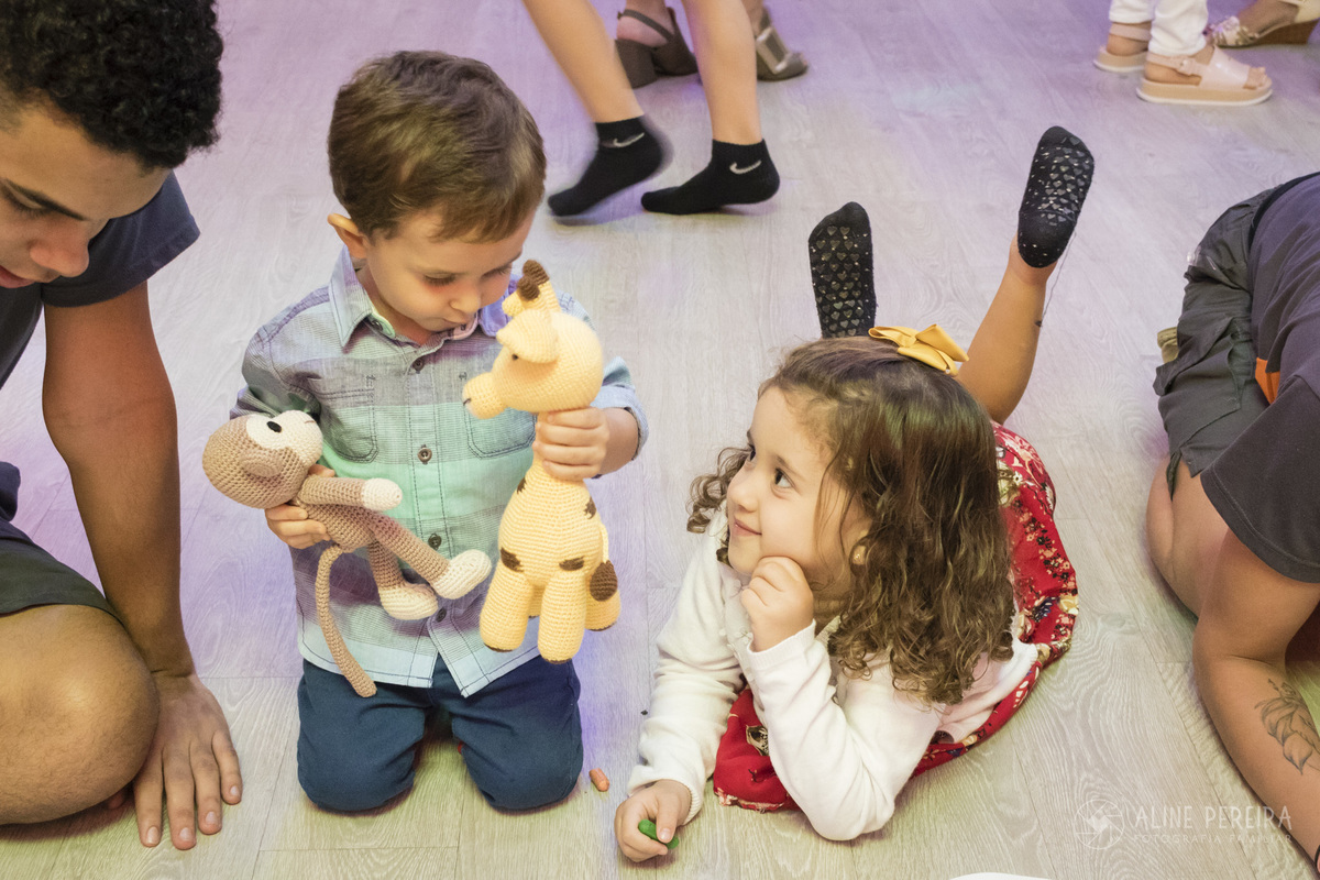 menino e menina conversando na festa de aniversário