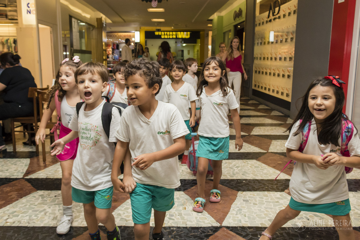 crianças uniformizadas andando no shopping da Gavea