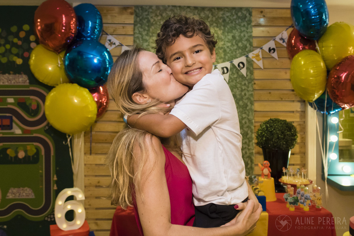mãe beijando o filho de 6 anos na Up Kids no shopping da gavea