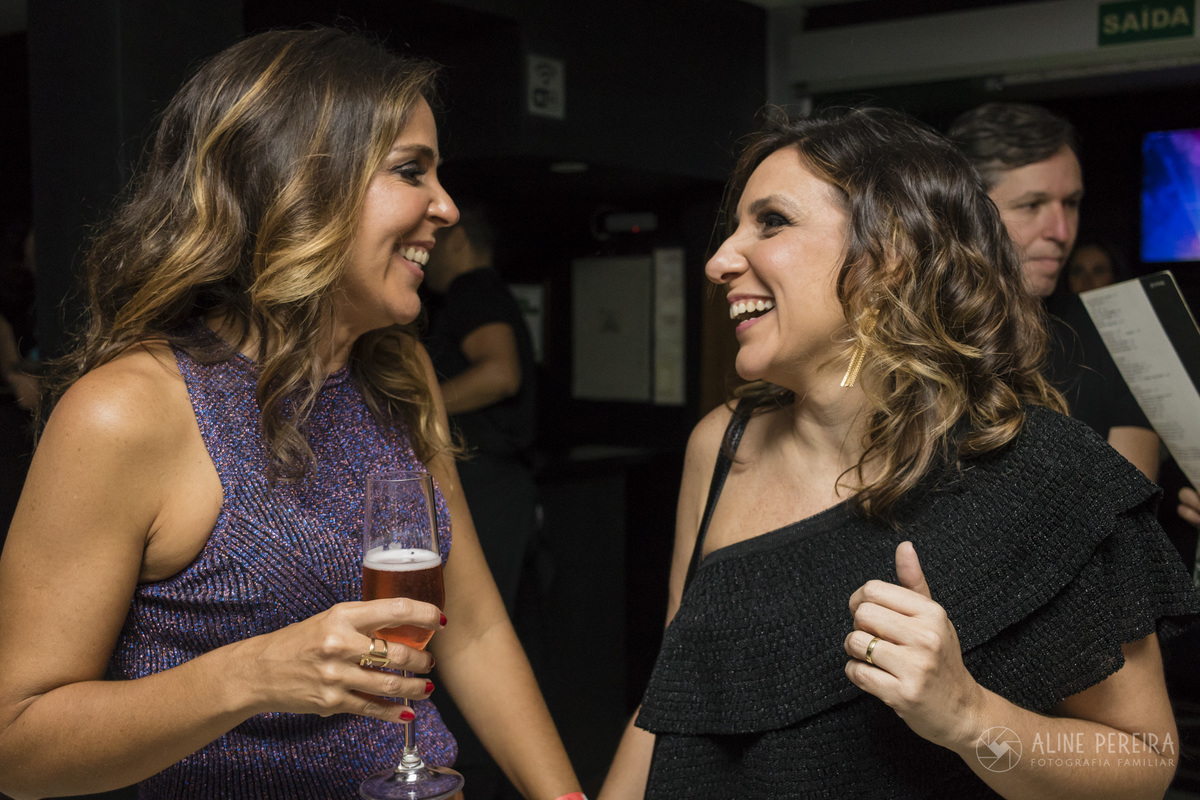 2 irmãs se olhando com carinho no Lounge Ki na Fonte da Saudade
