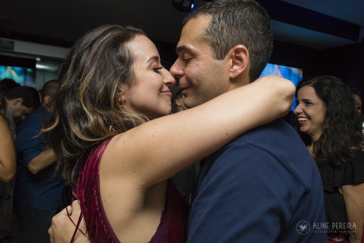 close de casal dançando