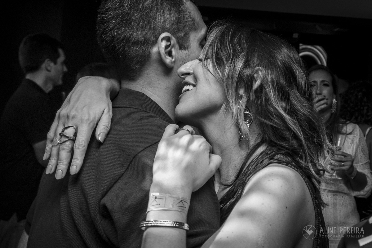 casal dançando e conversando ao pé do ouvido