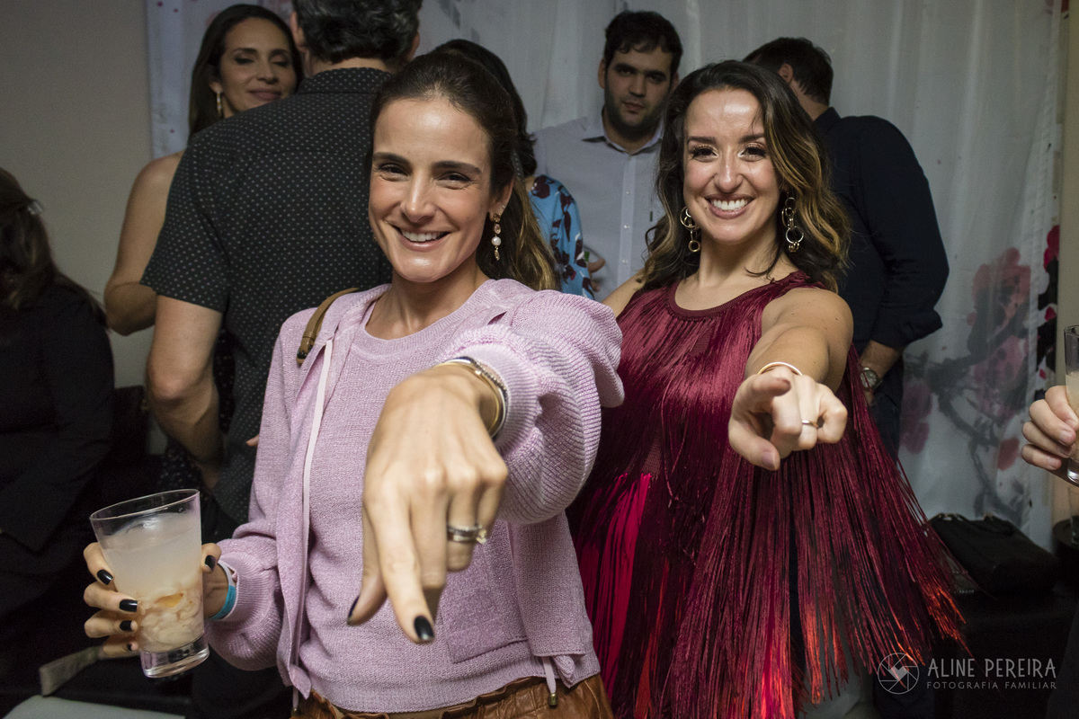 2 mulheres dançando gretchen no Lounge Ki na Fonte da Saudade