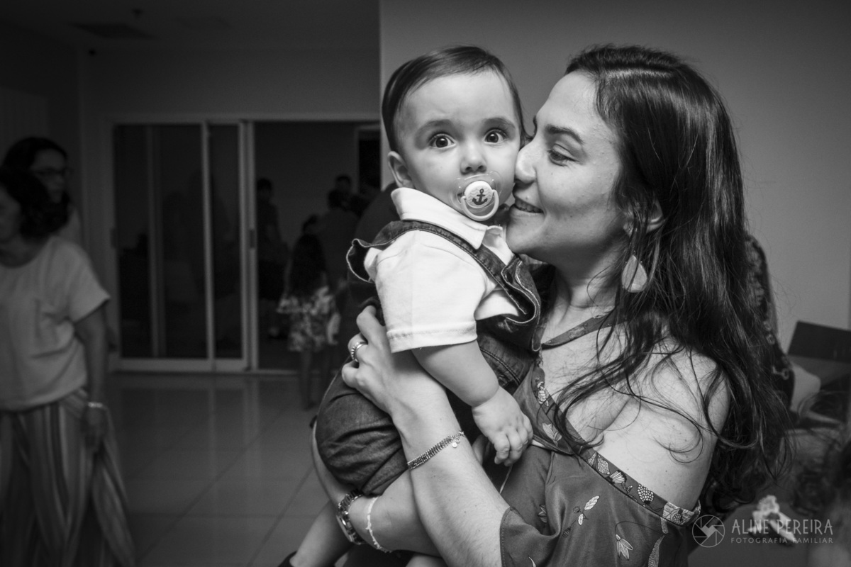 foto em preto e branco da mãe dando um chamego no filho pequeno