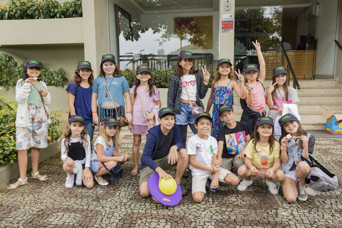 várias crianças em frente ao prédio