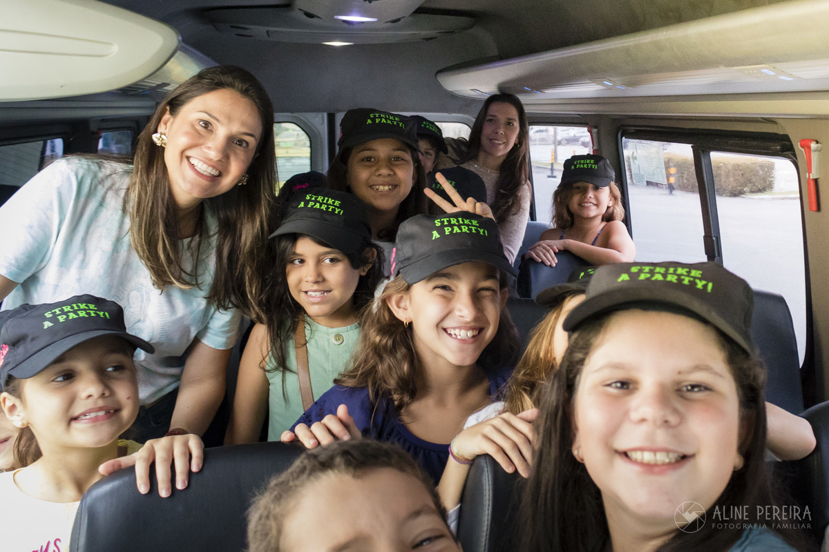 crianças dentro de uma van