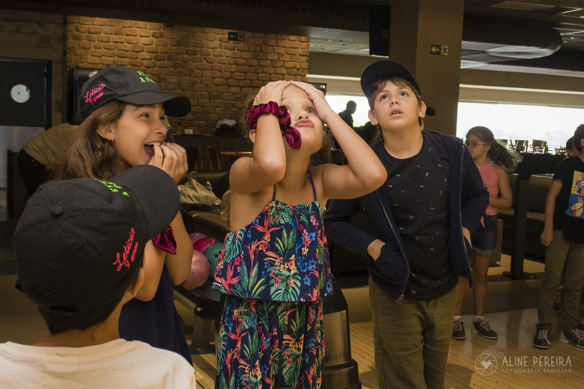 menina em desespero com o jogo de boliche no Barra Bowling no BarraShopping