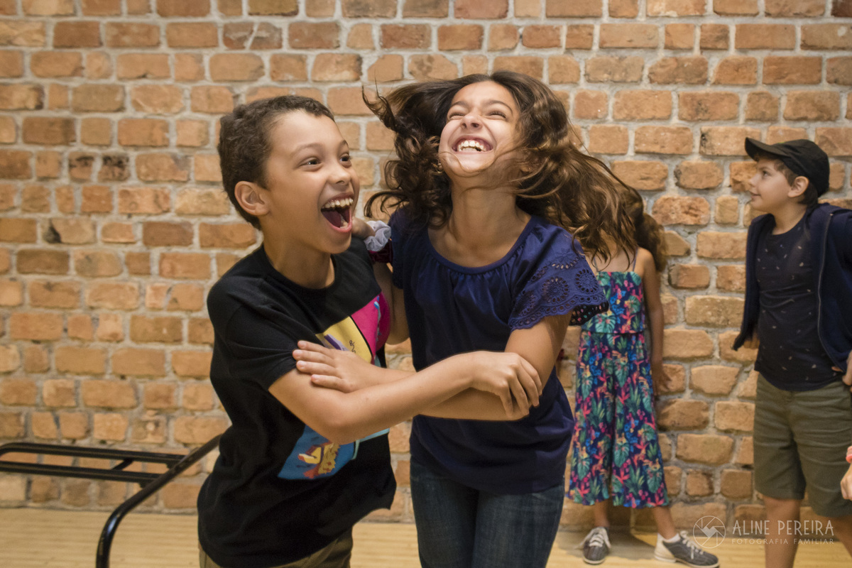 menino e menina comemorando um strike no boliche no Barra Bowling no BarraShopping