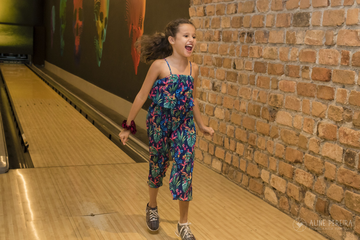 menina feliz depois de um strike no boliche no Barra Bowling no BarraShopping