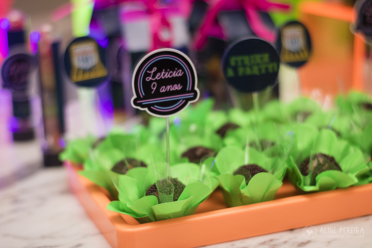 mesa do bolo decorada com o tema boliche