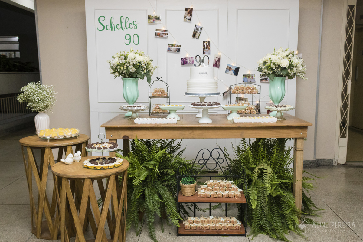 mesa decorada para festa de 90 anos