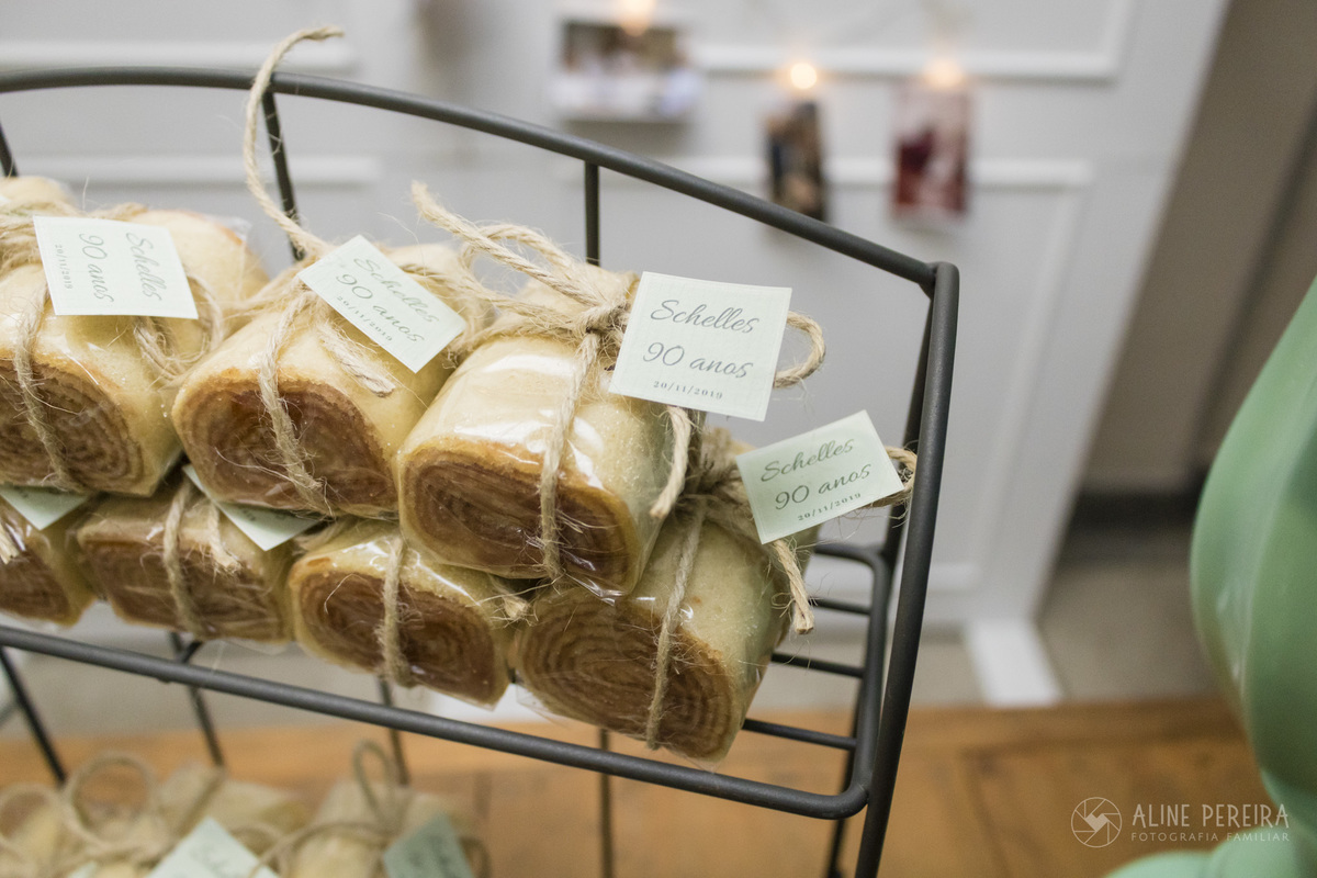 bolo de rolo como lembrancinha para festa de 90 anos