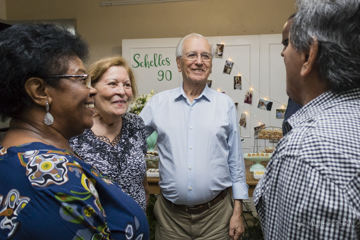 idosos conversando na festa de 90 anos
