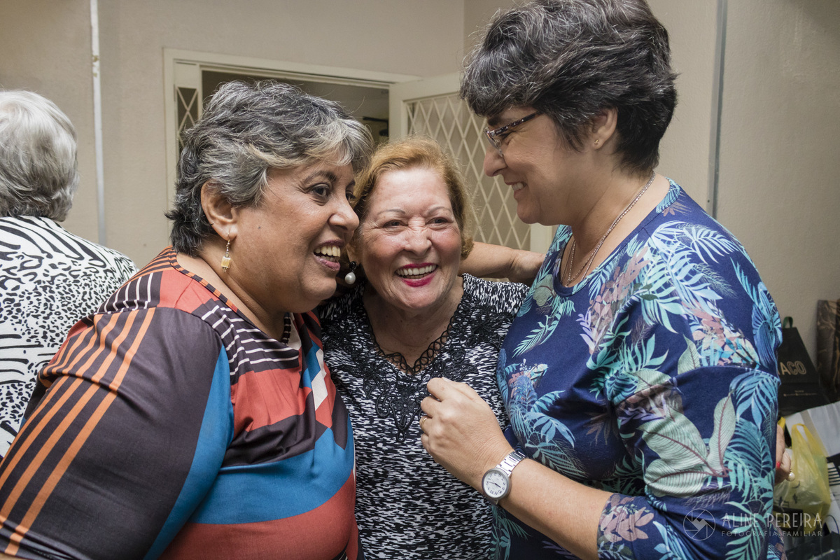 idosas rindo e conversando na festa de 90 anos