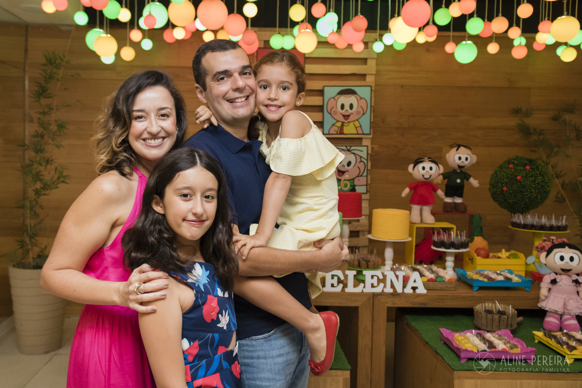 familia em frente a mesa do bolo decorada com o tema turma da monica na casa de festas espoleta em botafogo