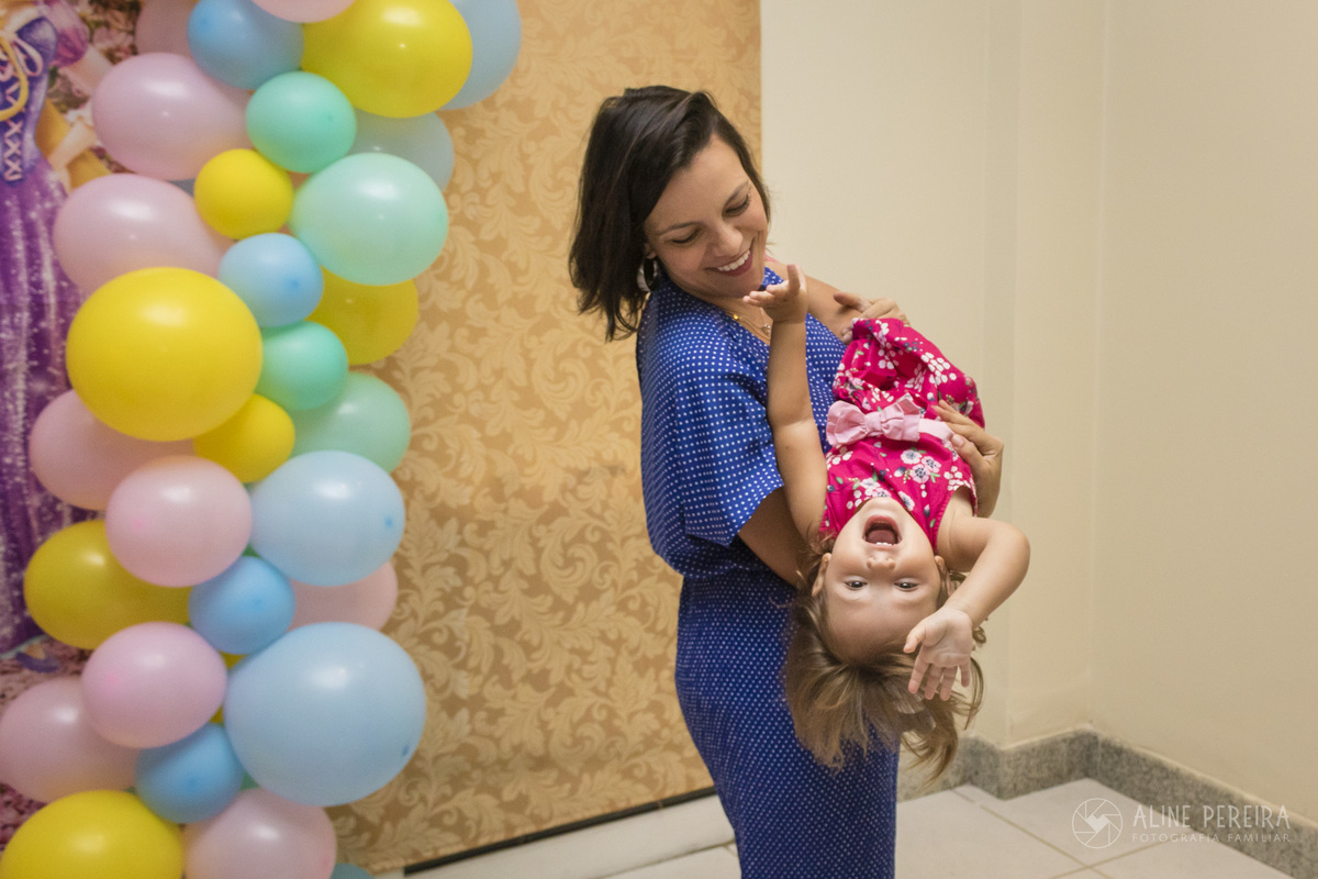 mulher girando criança no ar