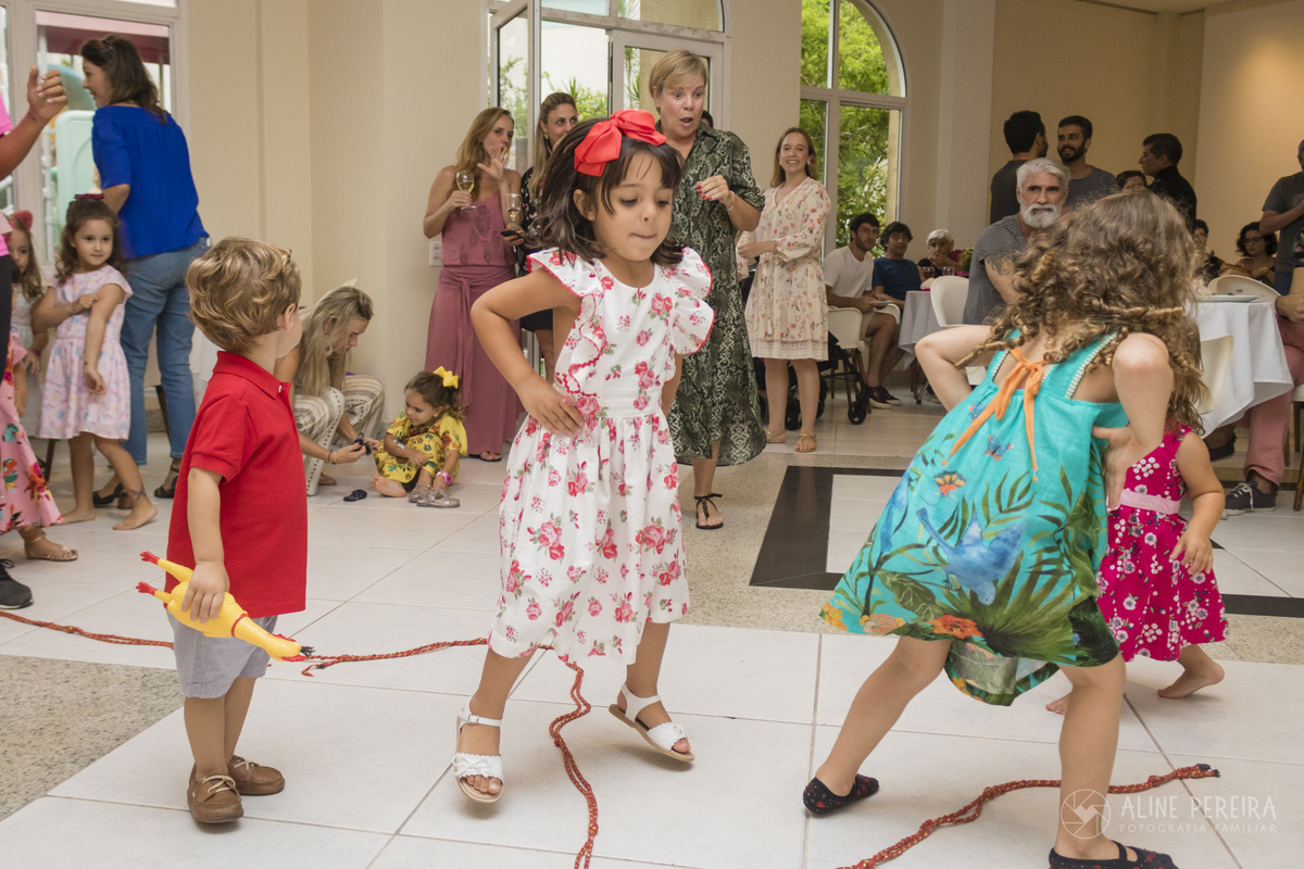 crianças brincando na festa