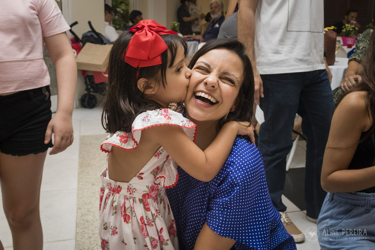 menina dando um beijo na mãe