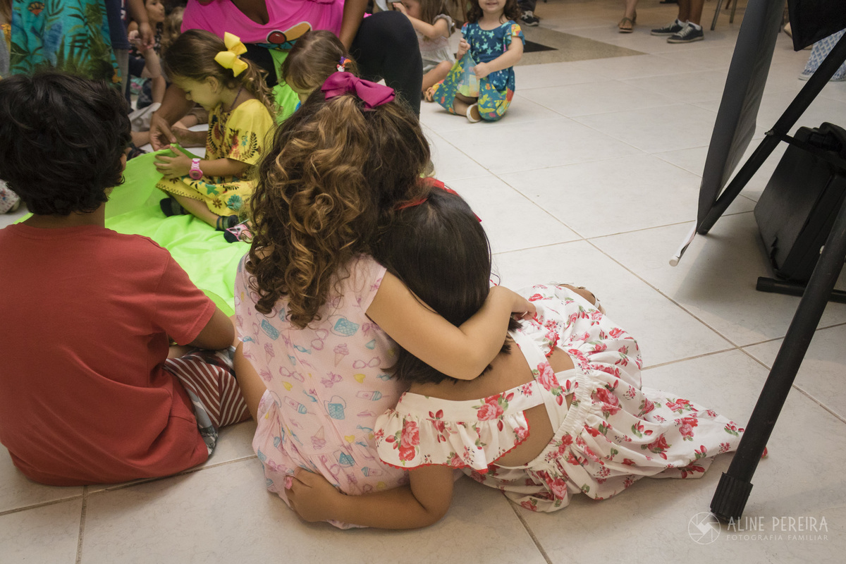 duas meninas se abraçando na festa de aniversário