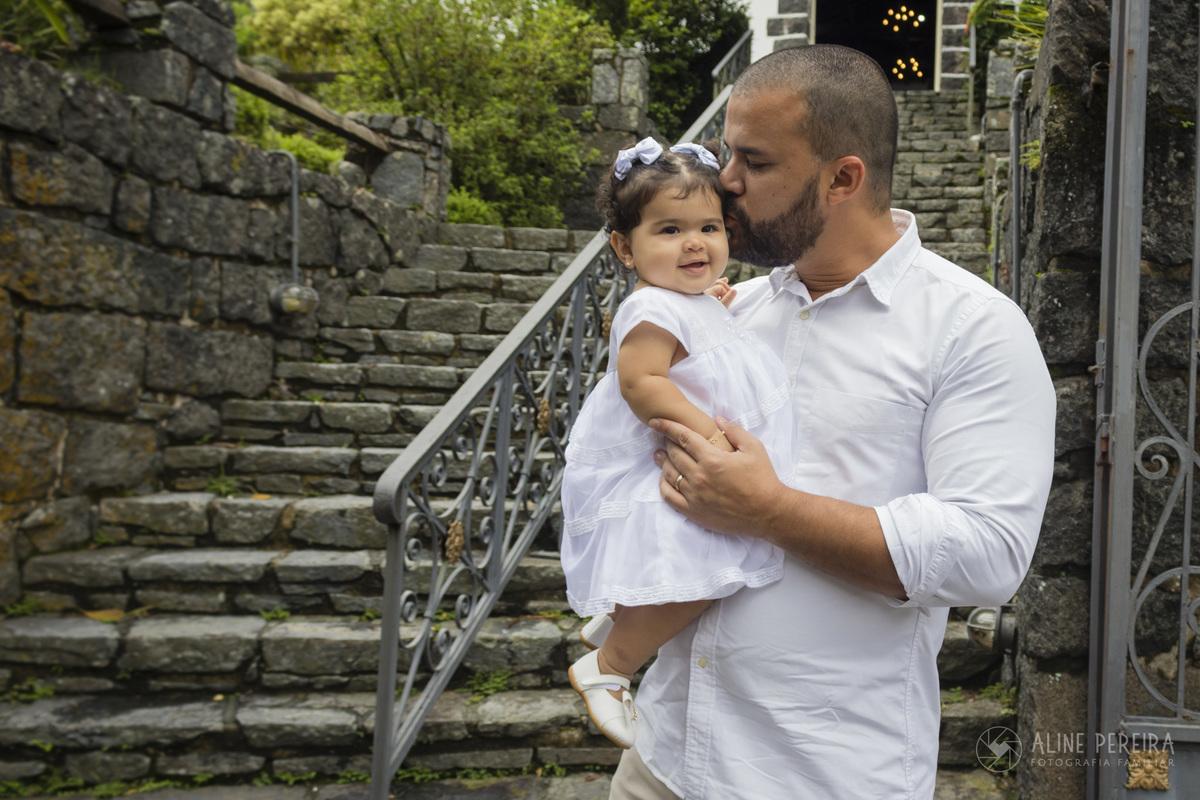 Pai beijando a filha antes do batizado em frente a capela santo cristo dos milagres