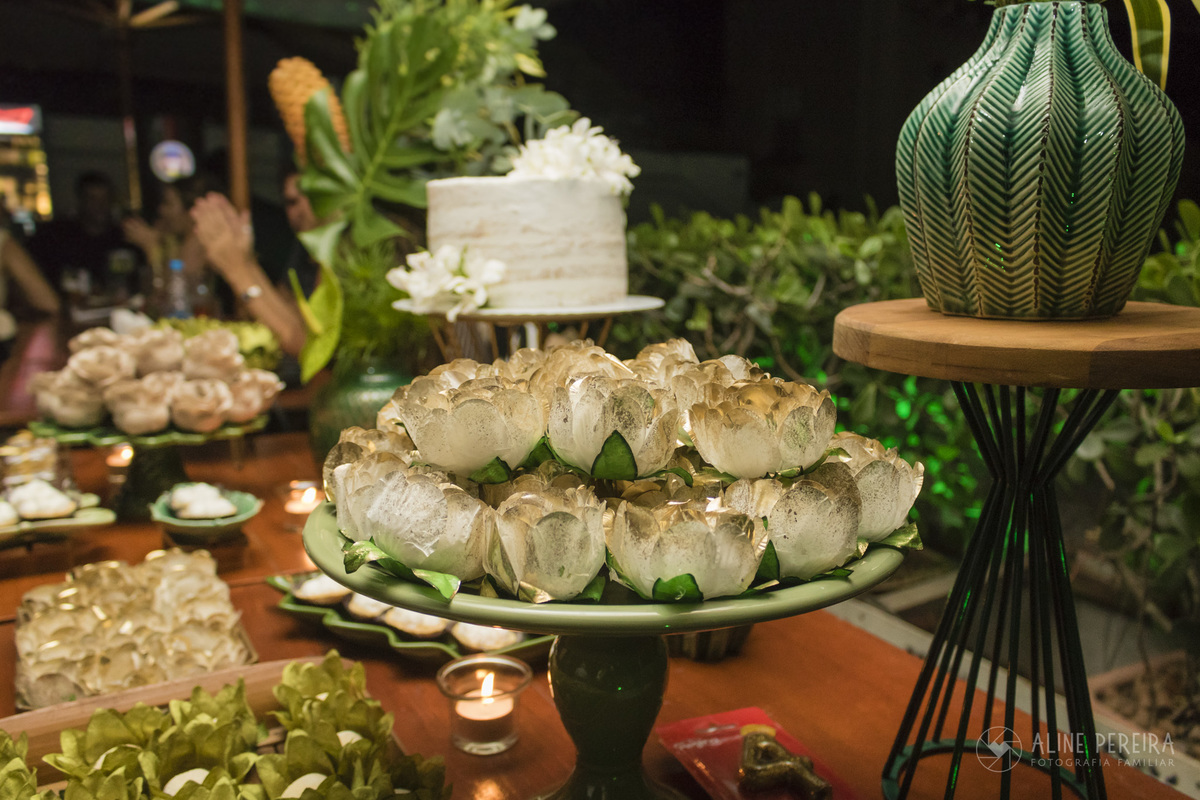 Mesa do bolo decorada para o aniversário de 40 anos no Derby Bar no Jockey