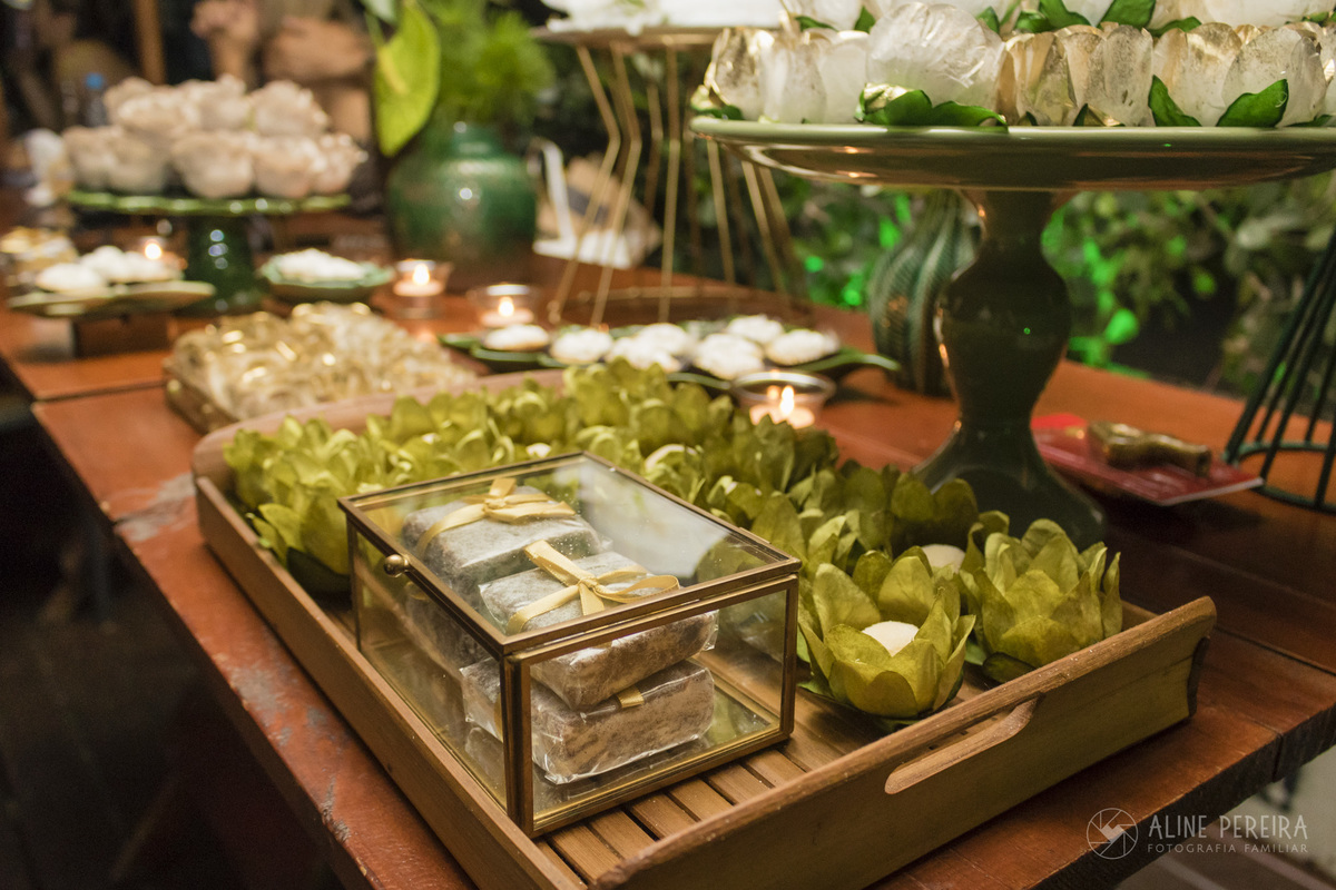 Mesa do bolo decorada para o aniversário de 40 anos no Derby Bar no Jockey