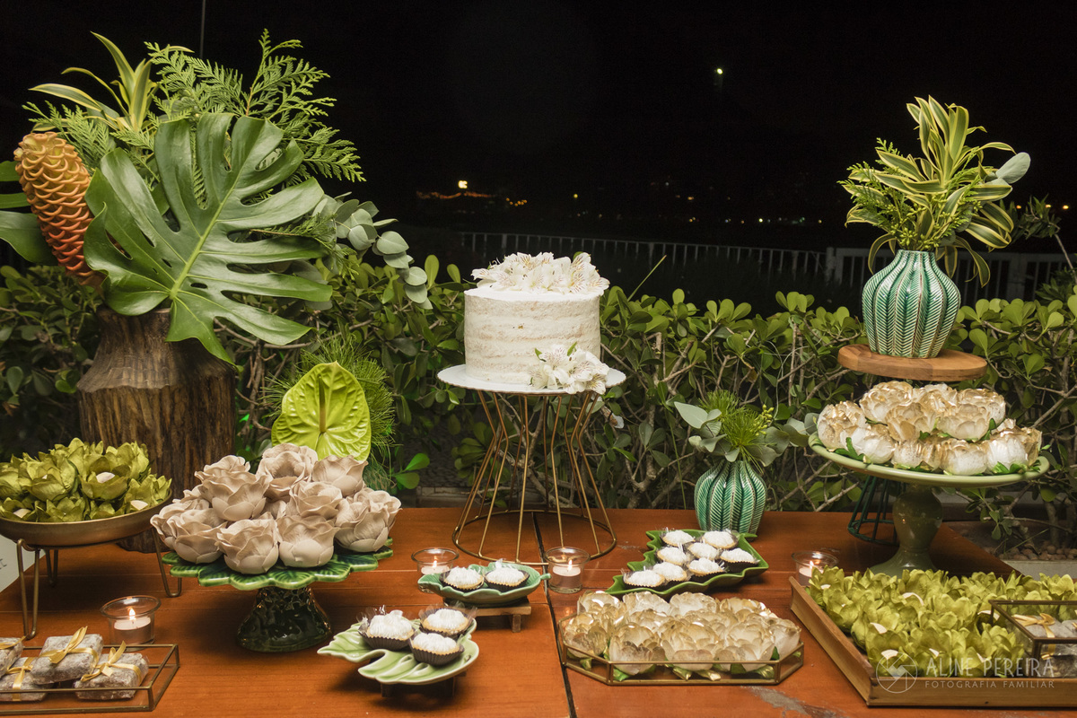 Mesa do bolo decorada para o aniversário de 40 anos no Derby Bar no Jockey