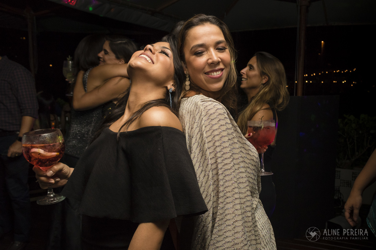 duas mulheres dançando uma de costas para a outra no Derby Bar no Jockey