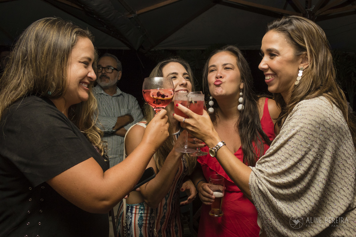 Mulheres brindando na festa de 40 anos no Derby Bar no Jockey