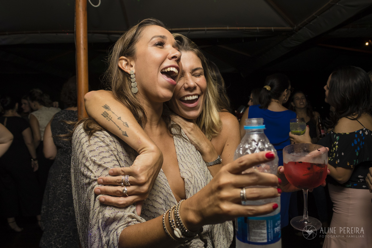 Mulheres rindo juntas na festa de aniverseario de 40 anos no Derby Bar no Jockey