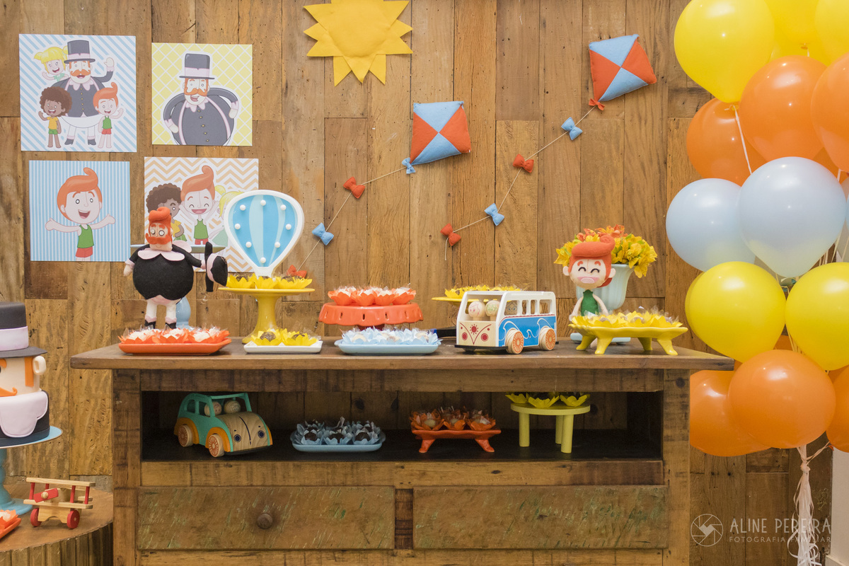 Mesa decorada com o tema Mundo Bita na casa de festas Quintal