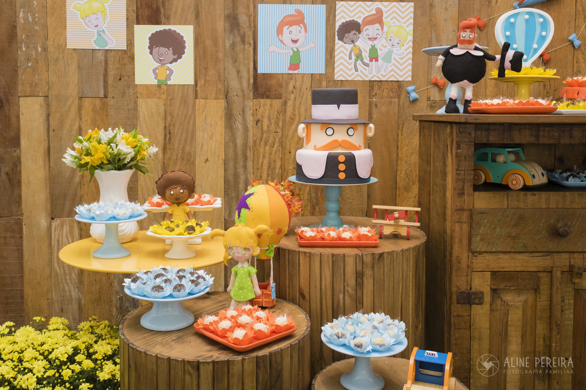 Mesa decorada com o tema Mundo Bita na casa de festas Quintal