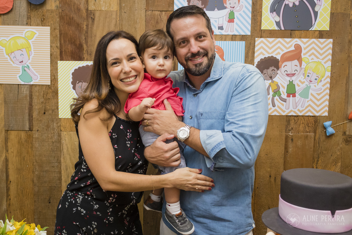 Família na mesa do bolo decorada com o tema Mundo Bita