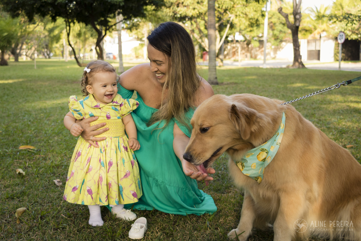 mãe, filha e cachorro juntos no parque