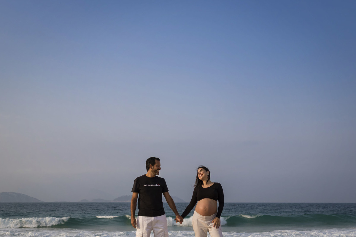 casal na praia de ipanema em frente ao mar