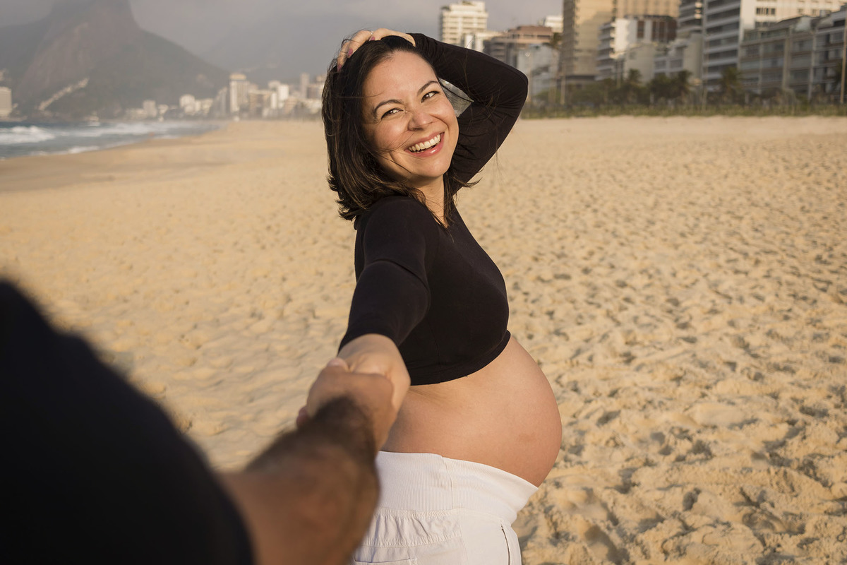 mulher grávida segurando a mão do marido