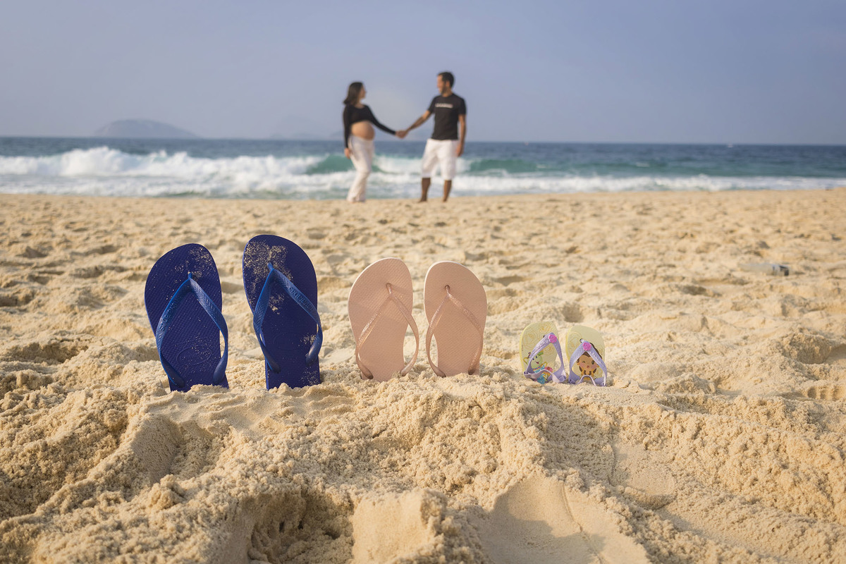 havaianas da familia fincada na areia