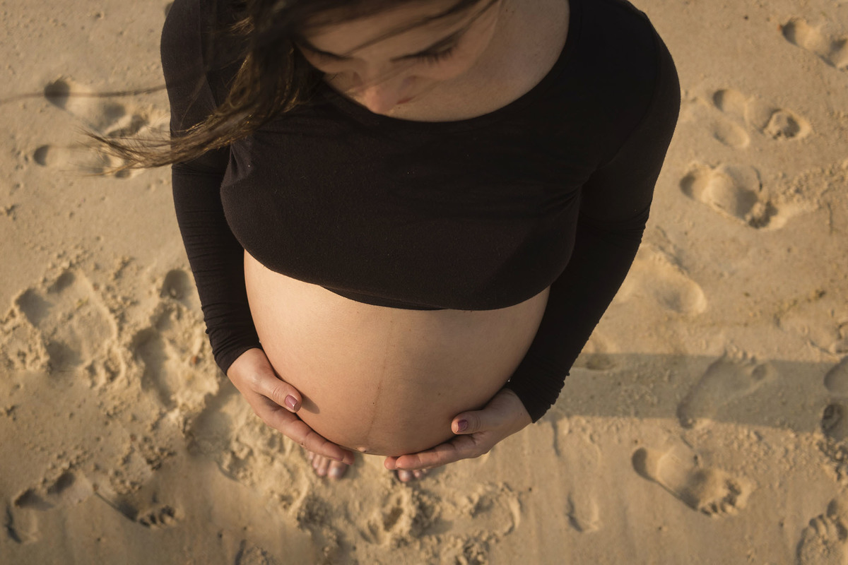 foto de cima de uma grávida