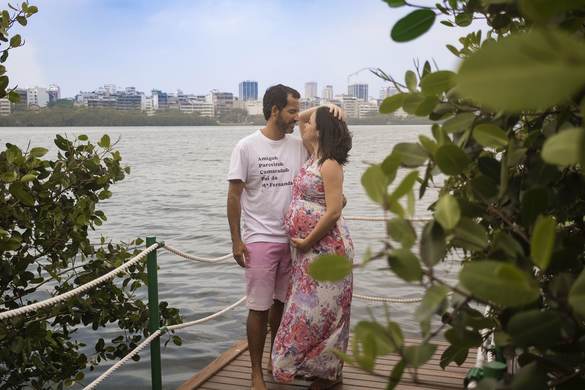 mulher grávida com o marido na Lagoa Rio de janeiro
