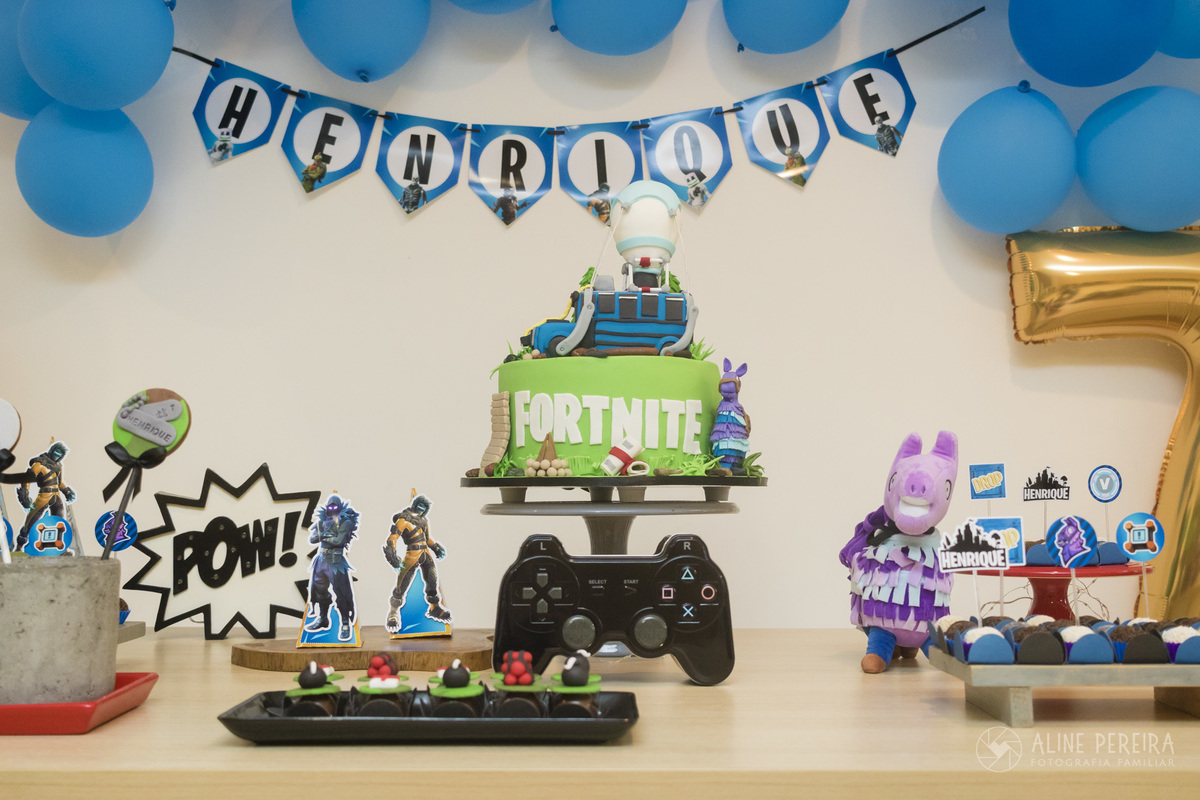 mesa de aniversario decorada com o tema fortnite