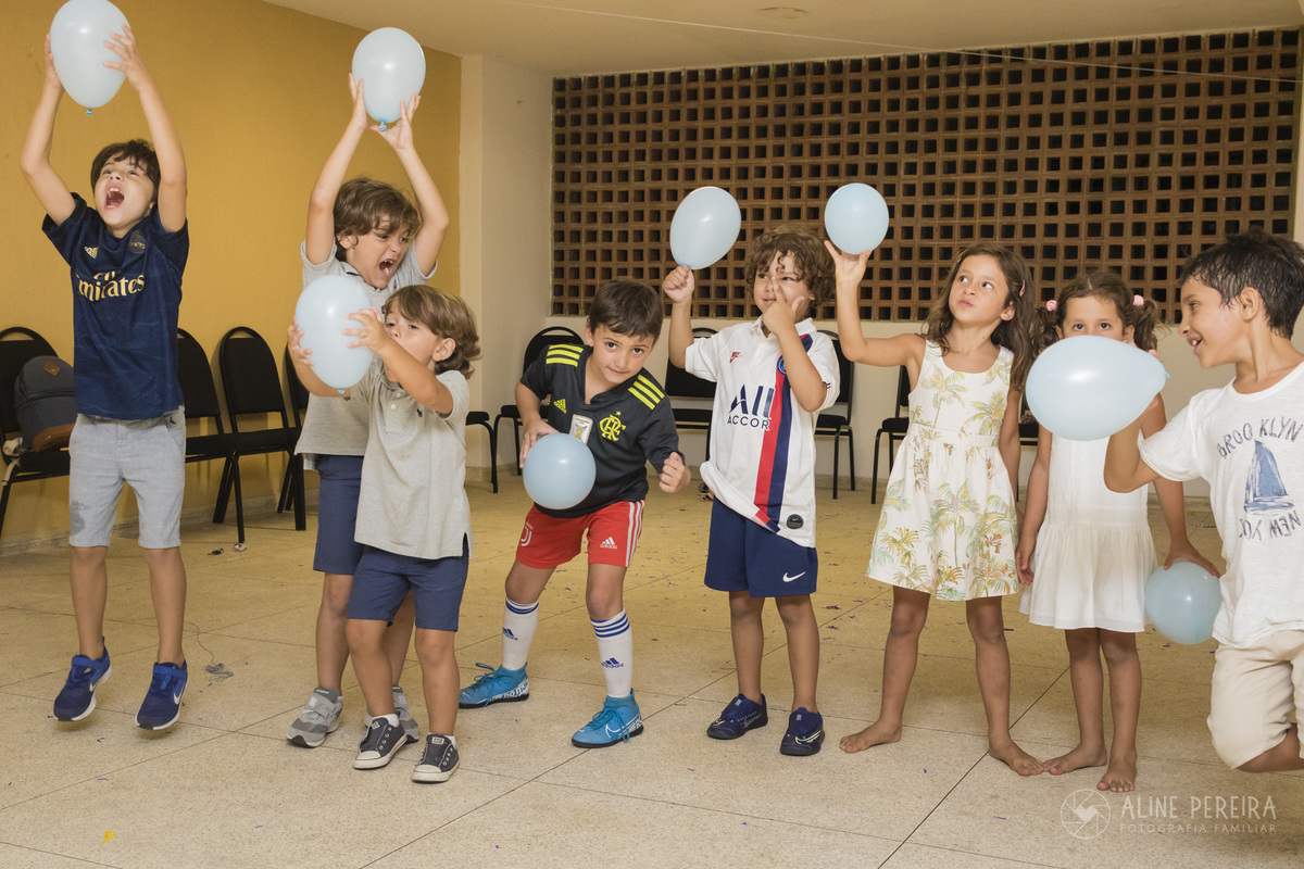 crianças brincando no play com bolas bexigas