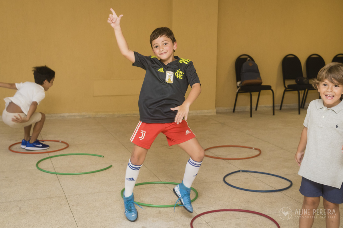 menino fazendo a dança do jogo fortnite