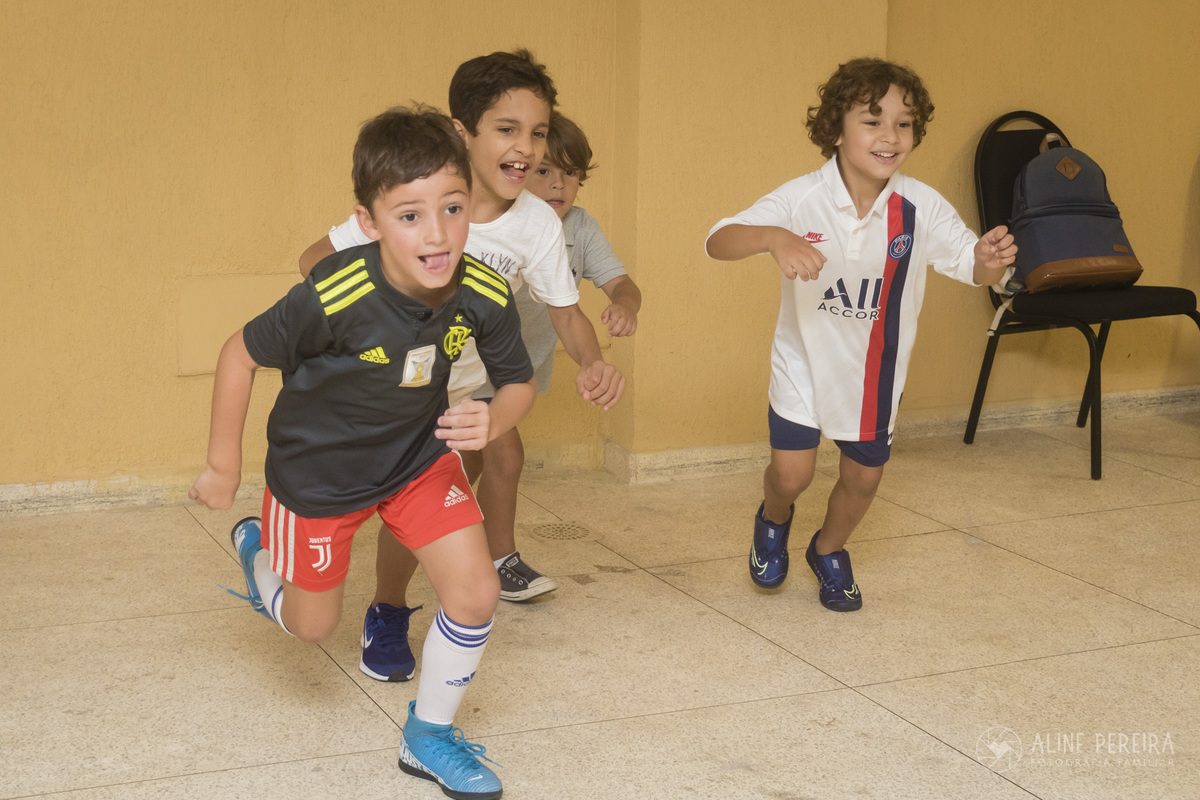 crianças correndo na festa de aniversário