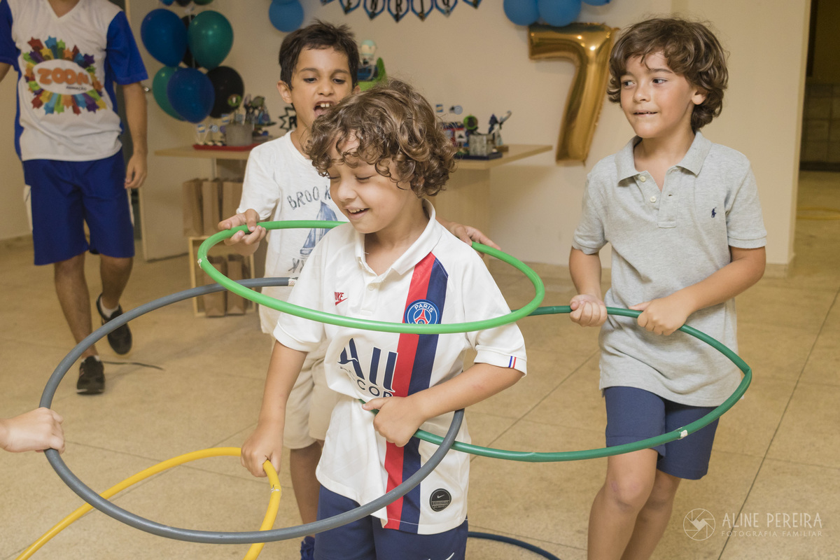 meninos brincando com bambolês