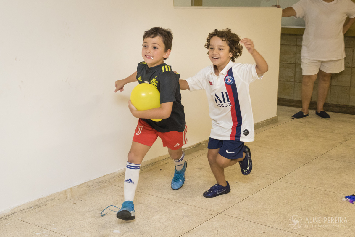 meninos correndo e brincando no play